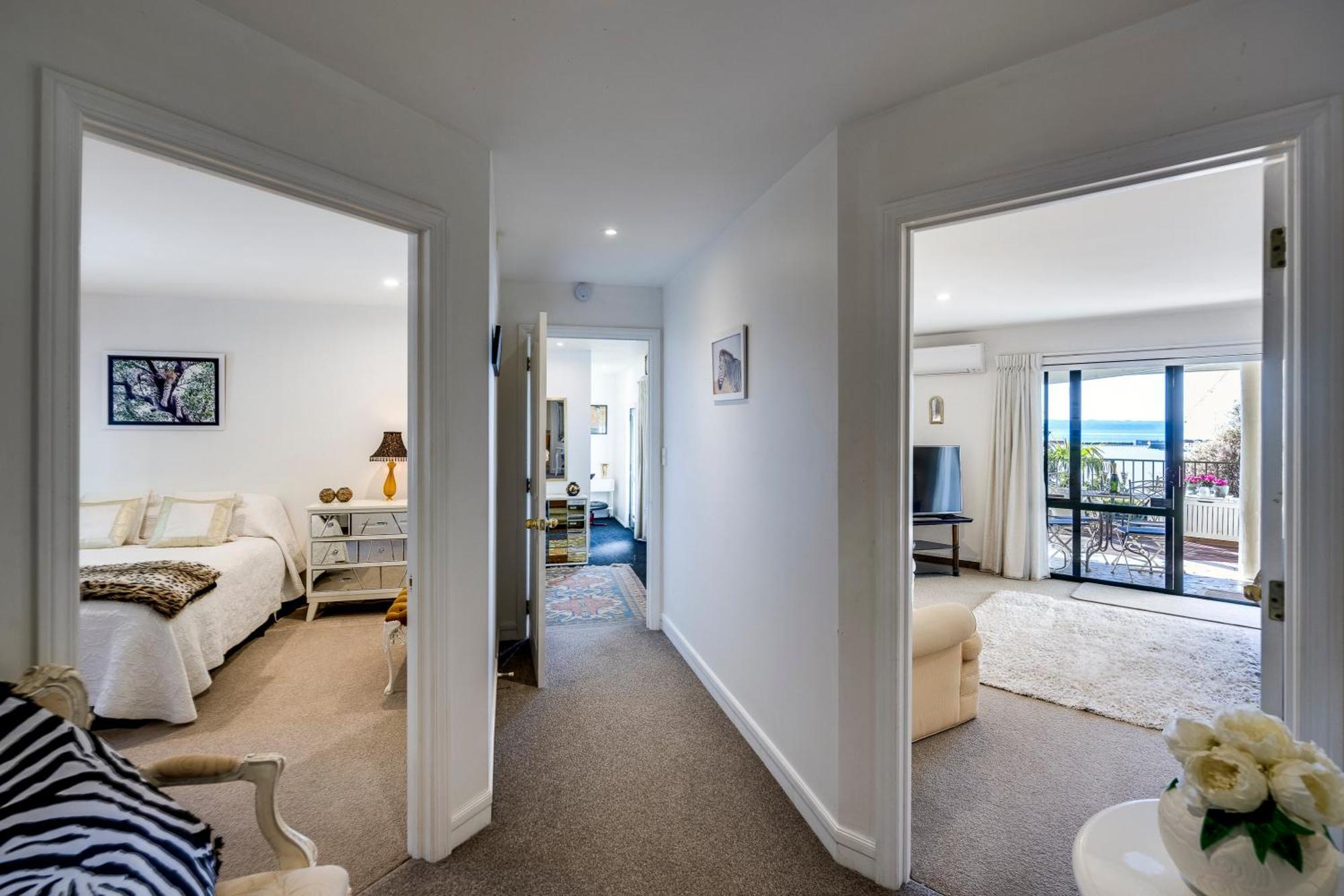 Maison Blue - Chic Garden Apartment Нейпиър Екстериор снимка